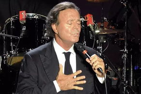 MBRETËRIA E SPANJËS | DY KALLËZIME PENALE PËR KËNGËTARIN JULIO IGLESIAS; AKUZOHET PËR PËRDHUNIME.
