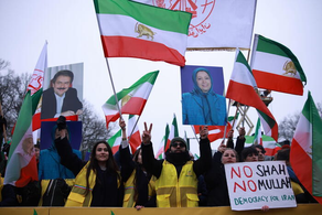 REPUBLIKA FEDERALE E GJERMANISË | DEMONSTRATË KUNDËR AJATOLLAHËVE PËRPARA PORTËS SË BRANDENBURGUT; E ORGANIZUAR NGA KËSHILLI KOMBËTAR I REZISTENCËS SË IRANIT.