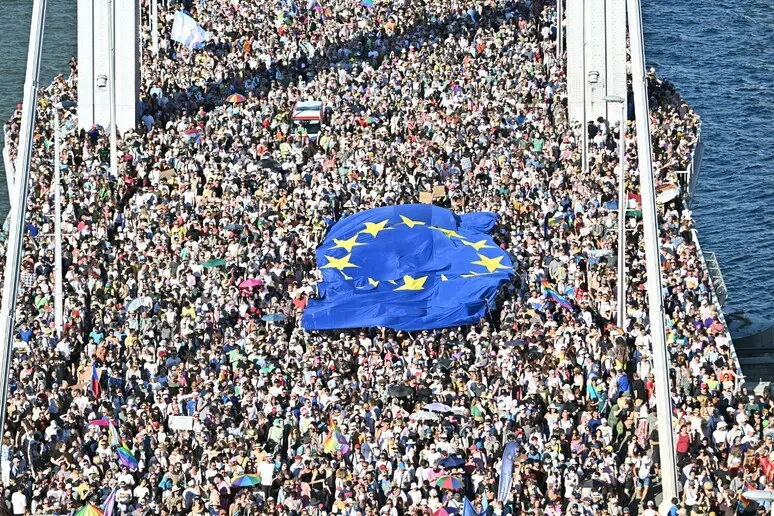 ORGANIZATORËT E MARSHIMIT TË KRENARISË NË BUDAPEST PRETENDUAN SE POTHUAJSE 200 MIJË VETA MORËN PJESË NË TË | KRYEMINISTRI NACIONALIST VIKTOR ORBAN NUK DHA MIRATIMIN PËR MBAJTJEN E MARSHIMIT.