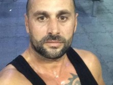 RRUGA “VËLLEZËRIT FRASHËRI”, GJAKOVË | NEXHDET ZYMBERAJ U ARRESTUA; DORAS NË VRASJEN ME ARMË ZJARRI TË RASIM BINAKAJT DHE NË PLAGOSJEN E EDI MEHMETIT.