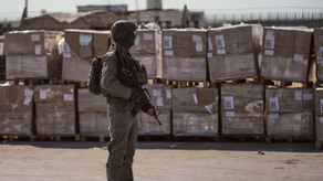 IZRAELI MBYLLI KALIMET KUFITARE KEREM SHALOM DHE AL-AUJA DUKE BLLOKUAR HYRJEN E NDIHMAVE HUMANITARE.