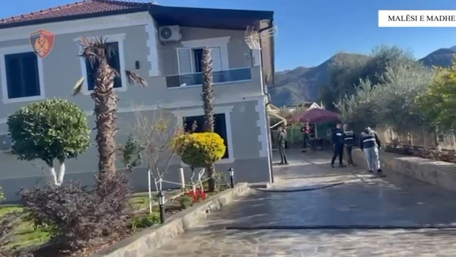 FSHATI BAJZË; MALËSI E MADHE | U ARRESTUAN DANIEL BURAJ; ERSID ÇULAJ; FERNDINAND DEDAJ; 287 RRËNJË HASHASH + 515 GRAMË HASHASH + MUNICION + 1 THIKË + 101 PAJISJE ELEKTRIKE + 138 ARKA PIJE KONTRABANDË.