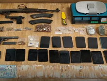 GREQI | U ARRESTUAN ARBEN MASHI; BRISEJDA CAMI; PASHKE GEGA; ZOJE NDOJ; FATJON PRENDI; ELSON NDRECA; 1640 FIDANË HASHASHI (ME PESHË RRETH NJË TON) + ARMË ZJARRI + MUNICION LUFTARAK.