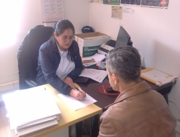 Z. Genti Krasniqi duke aplikuar për rinovimin e pasaportës.