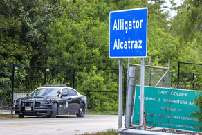 DY EMIGRANTË ITALIANË JANË DËRGUAR NË QENDRËN E EMIGRANTËVE “ALLIGATOR ALCATRAZ” NË SHBA-ës | DUKE FOLUR PËR ENTIN MEDIATIK “TAMPA BAY TIMES” NJËRI NGA ATA E PËRSHKROI BURGUN SI NJË KAMP PËRQENDRIMI.
