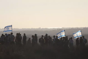 KOLONËT IZRAELITË U MBLODHËN NË KUFIRIN E GAZËS | ATA PRETENDOJNË SE TERRITORET E PUSHTUARA U SHPËRBËNË NË VITIN 2005.