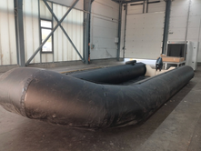 LONDËR | AGJENCIA KOMBËTARE KUNDËR KRIMIT SEKUESTROI 25 GOMONE TË CILAT ISHIN PRODHUAR NË BULLGARI; DO TË DËRGOHESHIN NË BREGDETIN FRANCEZ PËR KALIME NË KANALIN ANGLEZ; SECILA MBAN 50-60 VETA.