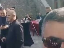 FSHATI GLLOGJAN; PEJË | DHJETËRA TË SHTËNA ME ARMË ZJARRI NË AJËR GJATË NJË CEREMONIE FESTIVE; VIDEO E PLOTË; U ARRESTUA KUSHTRIM MUSHKOLAJ.