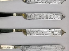 THIKA TRYEZE TË PERIUDHËS SË RILIDJES ME NOTACION MUZIKOR TË GDHENDUR NË TEHET E TYRE.