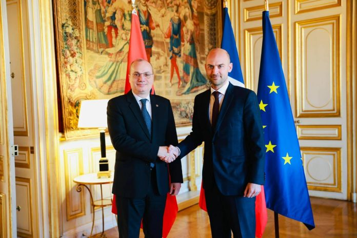 MINISTRI PËR EVROPËN DHE PUNËT E JASHTME I REPUBLIKËS SË SHQIPËRISË IGLI HASANI ZHVILLOI NJË TAKIM ME MINISTRIN PËR EVROPËN DHE PUNËT E JASHTME TË REPUBLIKËS SË FRANCËS JEAN-NOËL BARROT.