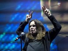 LEGJENDA E MUZIKËS HEAVY METAL OZI OSBURN (OZZY OSBOURNE) VDIQ | NJIHEJ SI “PRINCI I ERRËSIRËS”; JETOI I ALKOLIZUAR DHE I DROGUAR; TEJÇOI KUMTE LUCIFERIANE.