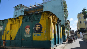 KUBË | PARTIA KOMUNISTE SHËNOI SUKSESET E RADHËS NË QEVERISJE; NËPËR SPITALE U PEZULLUAN OPERACIONET MJEKËSORE; HOTELET TURISTIKE PO MBYLLEN; TRANSPORTI PUBLIK U NDËRPRE.