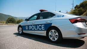 AEROPORTI NDËRKOMBËTAR; PRISHTINË | U ARRESTUAN ELDI BAJRAMI + ERZON SHAQIRI + EMILION QELEPUSHI (QYTETAR I REPUBLIKËS SË SHQIPËRISË) | NË KËRKIM POLICOR DY VETA QË U LARGUAN ME AUTOMJET ME TARGA RSH.