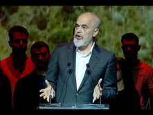 RAMA PO MBAN NJË TAKIM ME EMIGRANTË SHQIPTARË | TAKIMI PO MBAHET NË STADIUMIN “GALATSI” NË ATHINË.