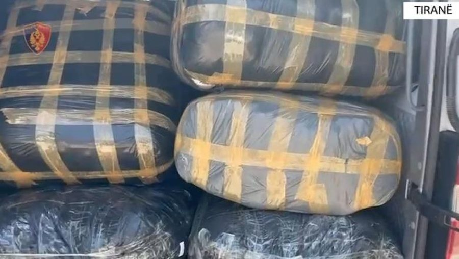 RRUGA “BARDHYL”; TIRANË | SHKËLQIM XHAHU (NGA KUKËSI) U ARRESTUA; MALLRA KONTRABANDË ME VLERË 40 MIJË €.