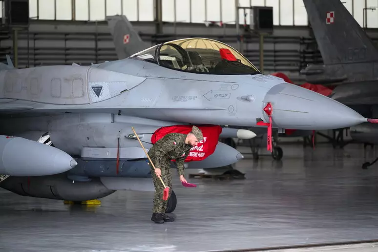 RUMANI | MINISTRIA E MBROJTJES DËNOI ME FORCË HYRJEN E NJË DRONI RUS NË HAPËSIRËN AJRORE RUMUNE DUKE E DENONCUAR SI MOSRESPEKTIM TË SË DREJTËS NDËRKOMBËTARE.