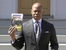 KRYETARI I MAJTË I BASHKISË SË JORKUT TË RI ERIK EDMS (ERIC ADAMS) NJOFTOI SE DO TË TËRHIQET NGA GARA PËR KRYETAR BASHKIE EDHE PSE KISHTE DEKLARUAR SE DO TË GARONTE.