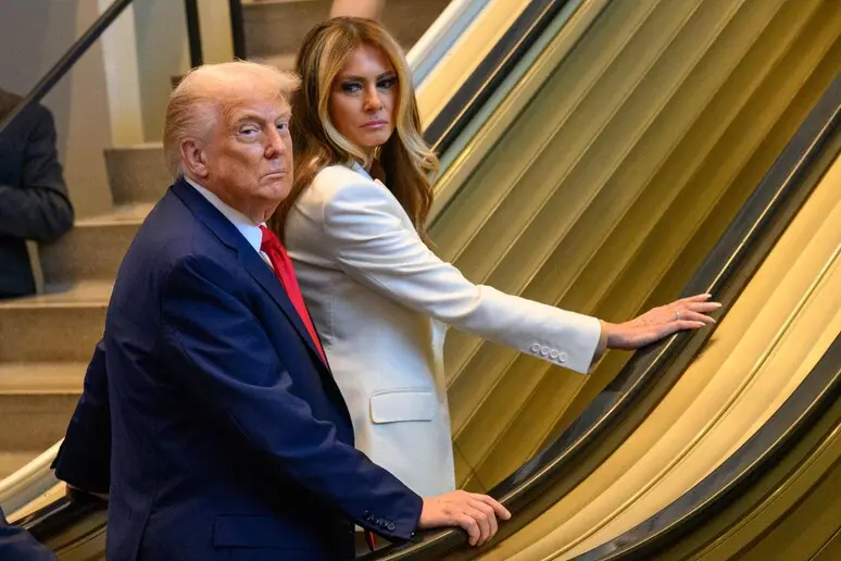 PRESIDENTIT DANLLD TRAMP (DONALD TRUMP) I NGECËN SHKALLËT LËVIZËSE | MEDIAT AMERIKANE E KANË QUAJTUR TASHMË “ESCALATORGATE”.