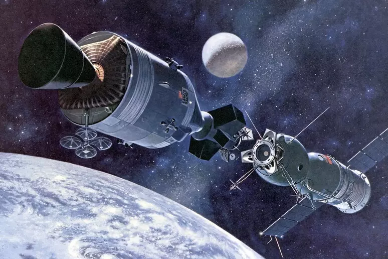 APOLLO-SOYUZ: 50 VJET NGA SHTRËNGIMI I PARË I DUARVE NË ORBITË MIDIS SHBA-ës DHE ISH-BASHKIMIT SOVJETIK; AKTI HAPI RRUGËN PËR NDËRTIMIN E STACIONIT HAPËSINOR.
