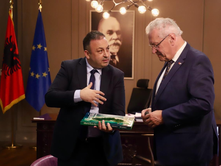 MINISTRI I BRENDSHËM I REPUBLIKËS SË SHQIPËRISË ERVIN HOXHA PRITI NË TAKIM MINISTRIN E BRENDSHËM TË LANDIT TË BAVARISË JOACHIM HERRMANN.