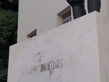 AGJENTURAT E HUAJA ANTI-SHQIPTARE VANDALIZUAN BUSTIN E HEROIT TË POPULLIT ÇERÇIZ TOPULLI NË GJIROKASTËR | INSTITUCIONET FLENË GJUMË!