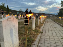 KRUSHË E MADHE; RAHOVEC | U NDEZËN FLAKADANË PËR TË PËRKUJTUAR DITËN KOMBËTARE TË TË ZHDUKURVE ME DHUNË NGA MAKINERIA SERBE E LUFTËS.