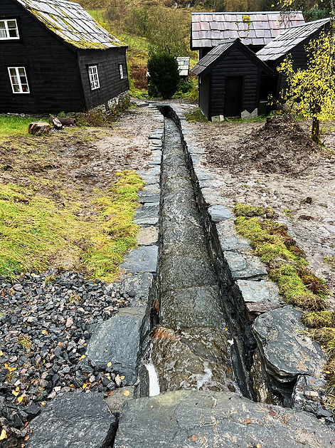 11.04-3 - Bekk med sidemurer, Eidegrend, Hålandsdalen, Midthordland''.jpg