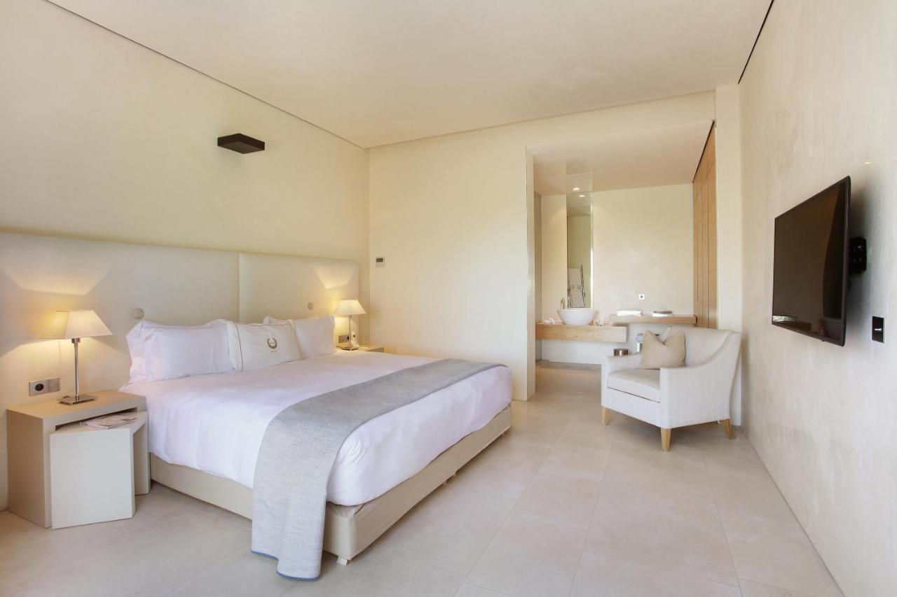 Chambre à la décoration minimaliste de l'hotel Muse à Saint Tropez