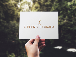 Hand holding the A Puerta Cerrada card, representing the philosophy behind curated stays, hospitality and meaningful experiences.