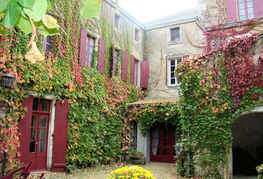 Le Logis depuis le parc