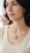 femme qui porte un collier coeur souvenir personnalisé avec mèche de cheveux à l'intérieur