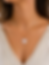 collier souvenir personnalisé coeur blanc porté par une femme