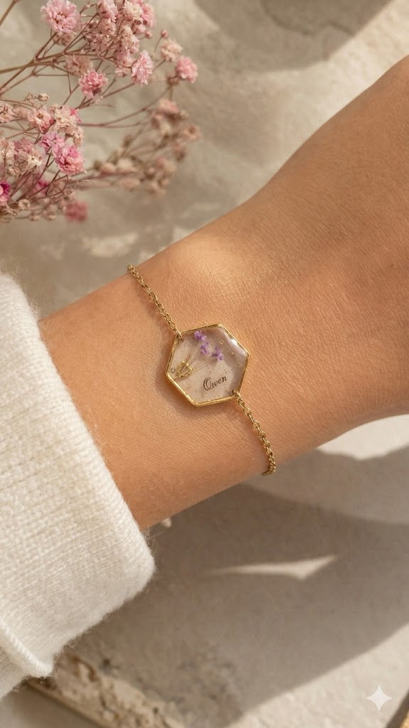 bracelet souvenir personnalisé mèche de cheveux ou poils d'animal porté au poignet par une maman