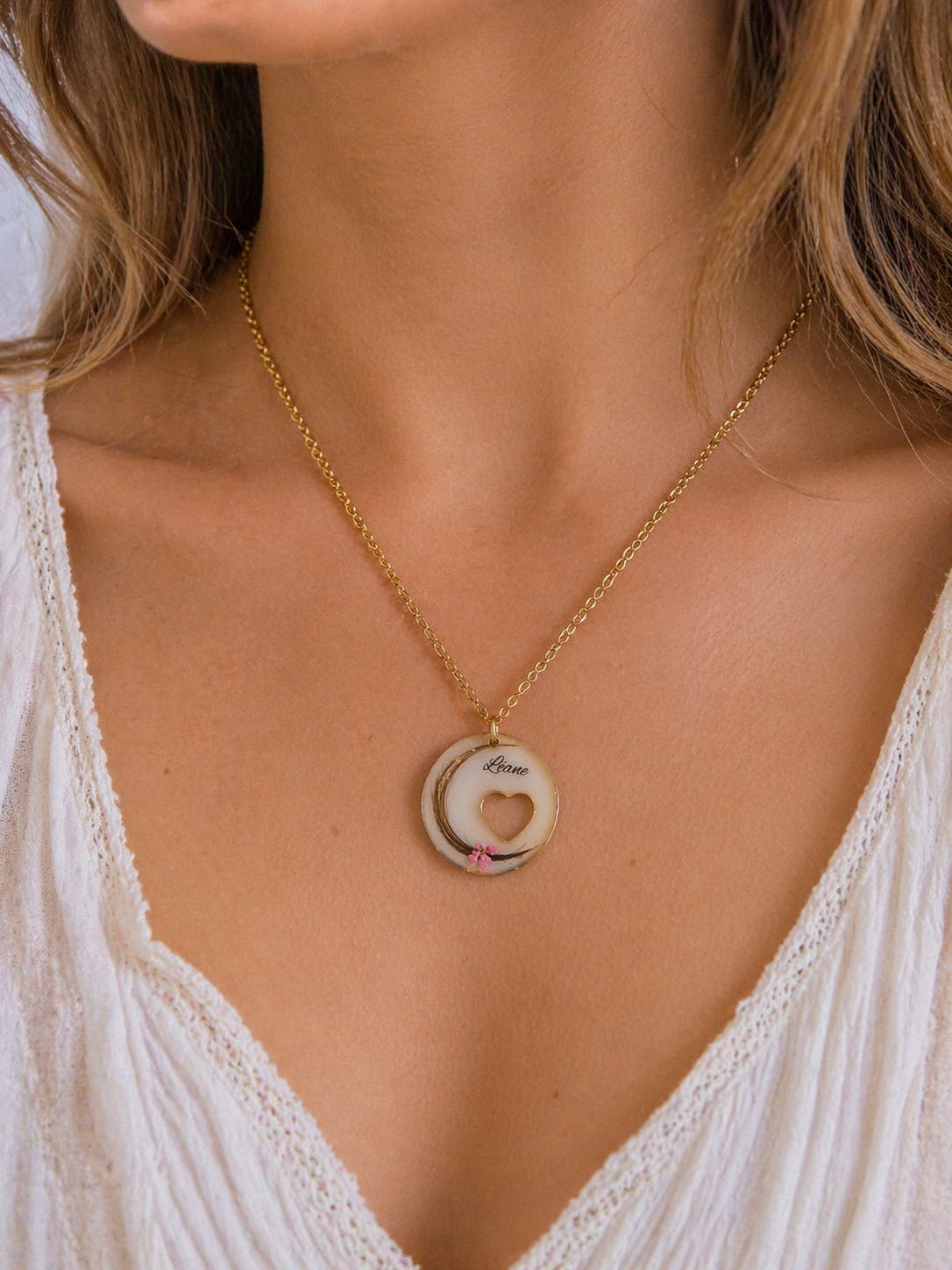 collier personnalisé rond coeur ouvert avec mèche de cheveux souvenir