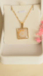 pendentif carré bijou mémoire avec initiale
