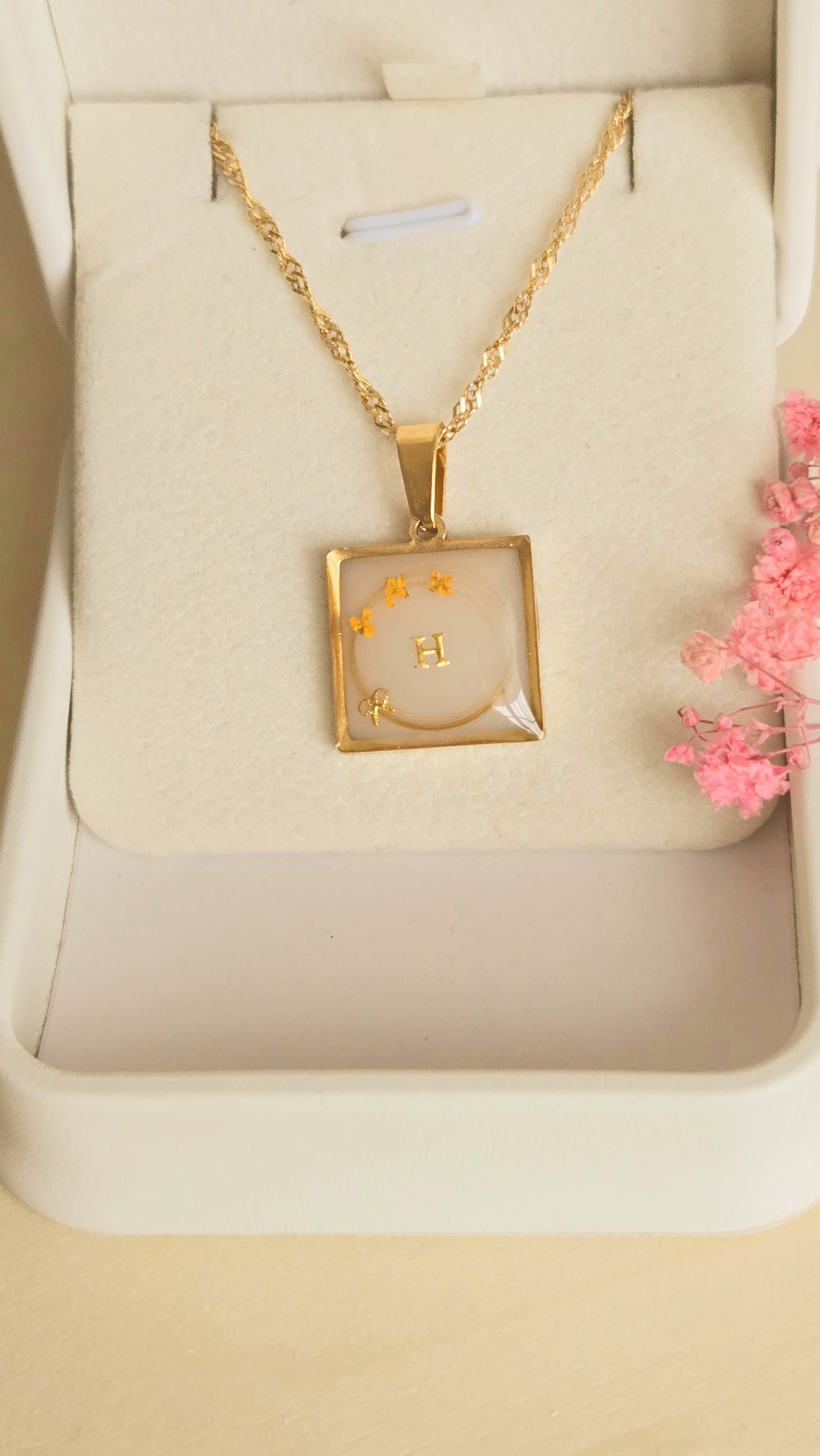 pendentif carré bijou mémoire avec initiale