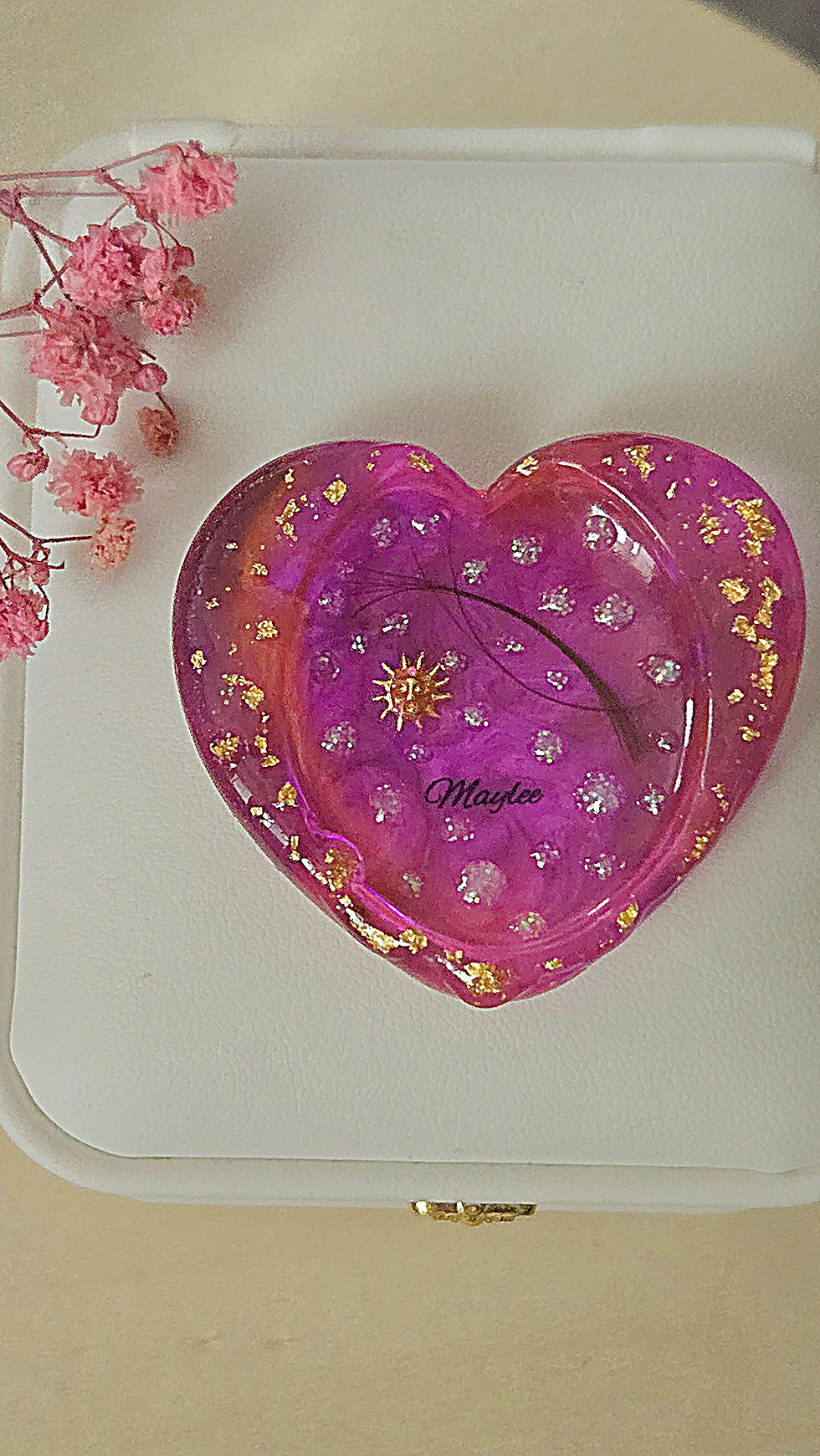 Galet apaisant coeur en résine texturée avec mèche de cheveux, prénom et soleil, couleur personnalisable