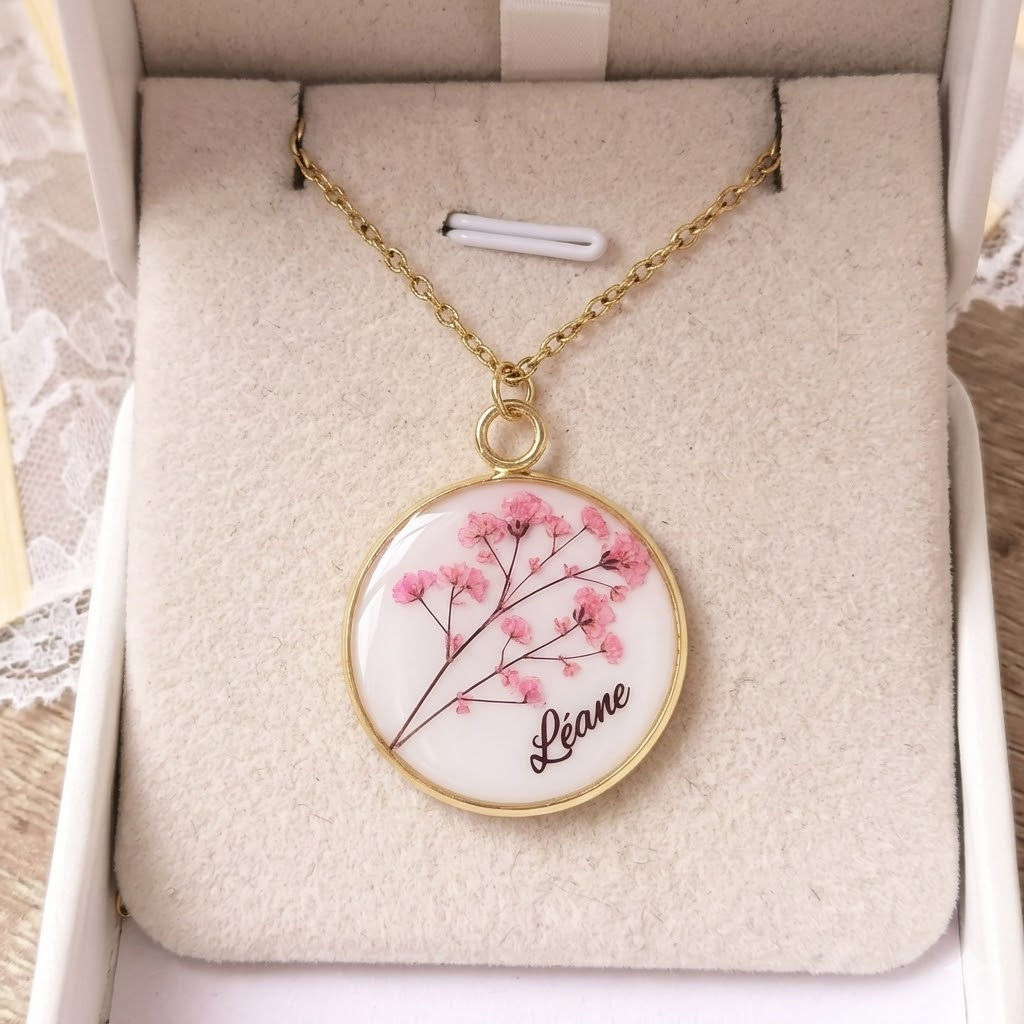 collier rond avec mèche de cheveux et prénom