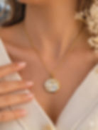 collier souvenir personnalisé avec 2 mèche de cheveux en forme de coeur porté par une femme
