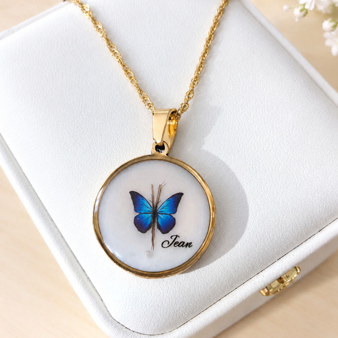 Pendentif papillon – mèche de cheveux et prénom "L'essence"