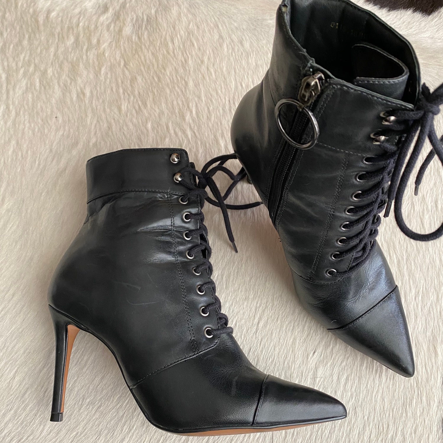 Bota AREZZO em couro preto bico fino