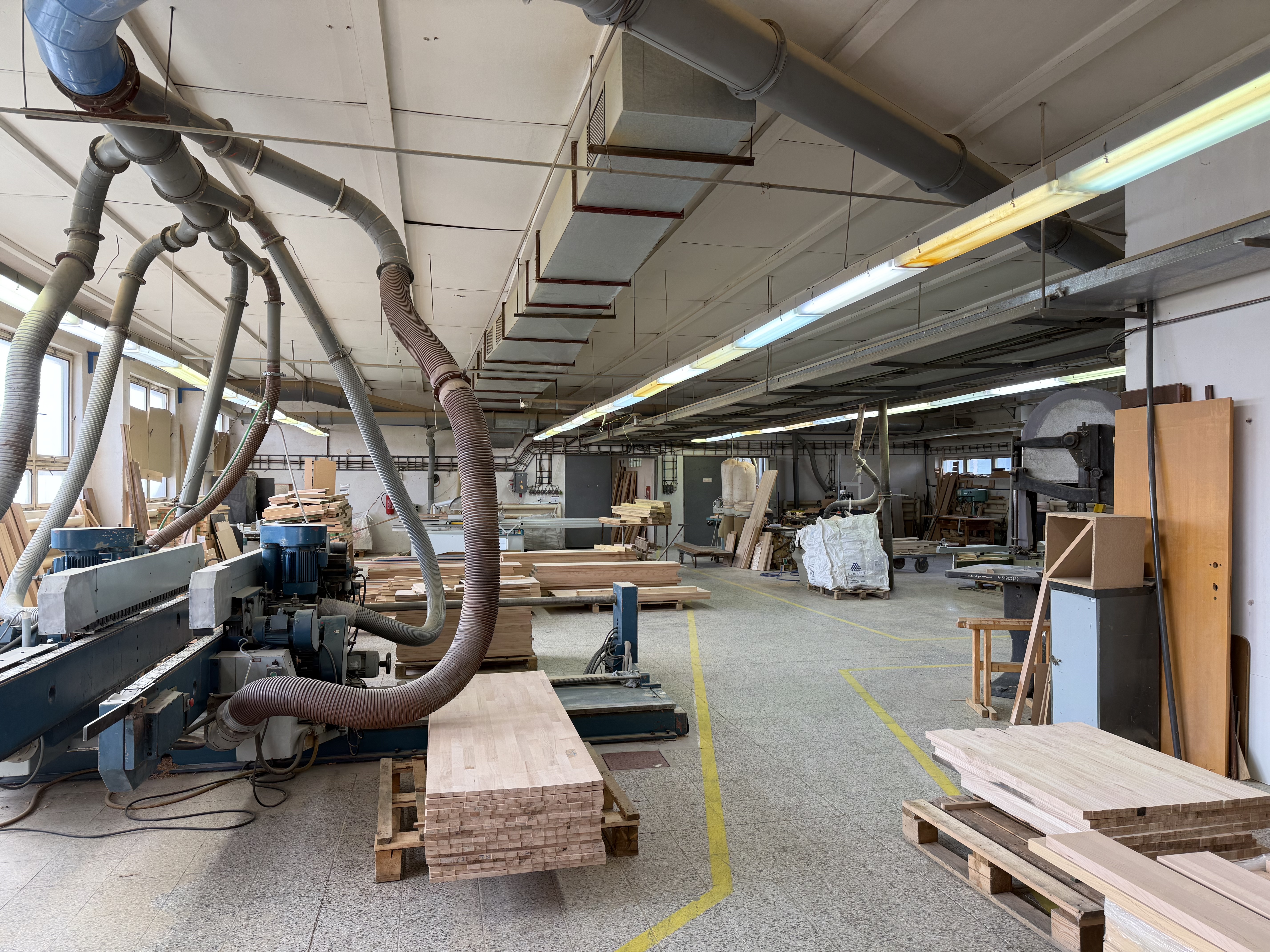 Výroba dubové spárovky ve výrobním závodě