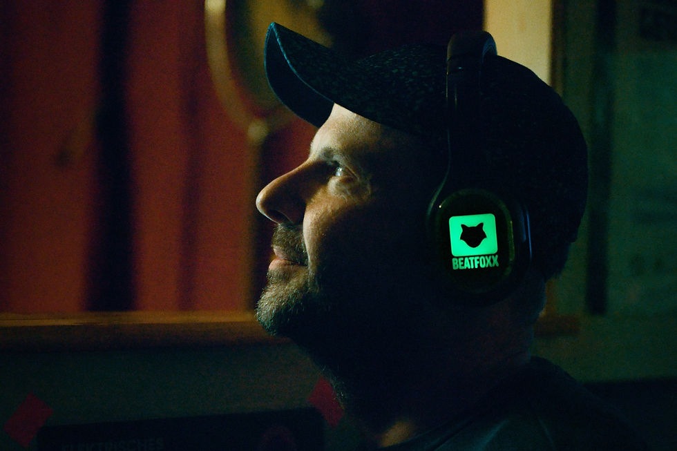 Silent Disco Kopfhörer Set bereitgestellt von Exit-To-Love-Records