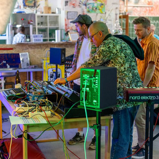 Retro-und Vintage Gears Workshop: Hands-On an ikonischen Synthesizern.