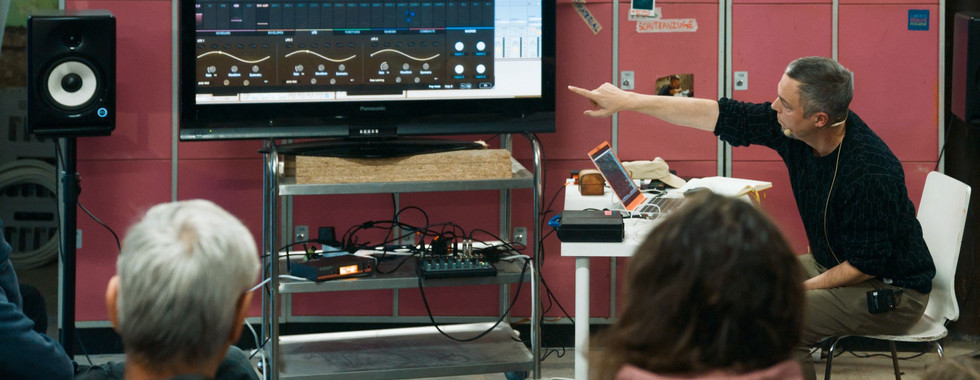 EFA 2025 - Teilnehmede vernetzen sich und tauschen sich aus.