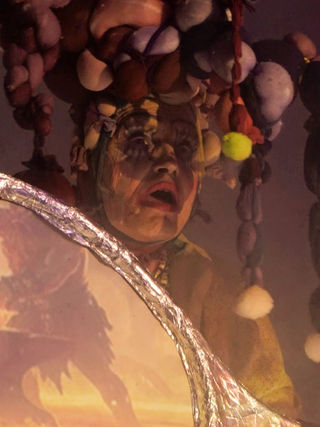 Live-Elektronik trifft auf Theater in der Jederkann Galerie Erfurt: Musiker an Synthesizern und Drummachines spielen zum Auftritt von Theater Magica beim Gullinborstis Mitternachtsritt.