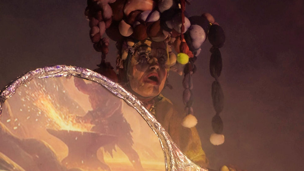 Live-Elektronik trifft auf Theater in der Jederkann Galerie Erfurt: Musiker an Synthesizern und Drummachines spielen zum Auftritt von Theater Magica beim Gullinborstis Mitternachtsritt.