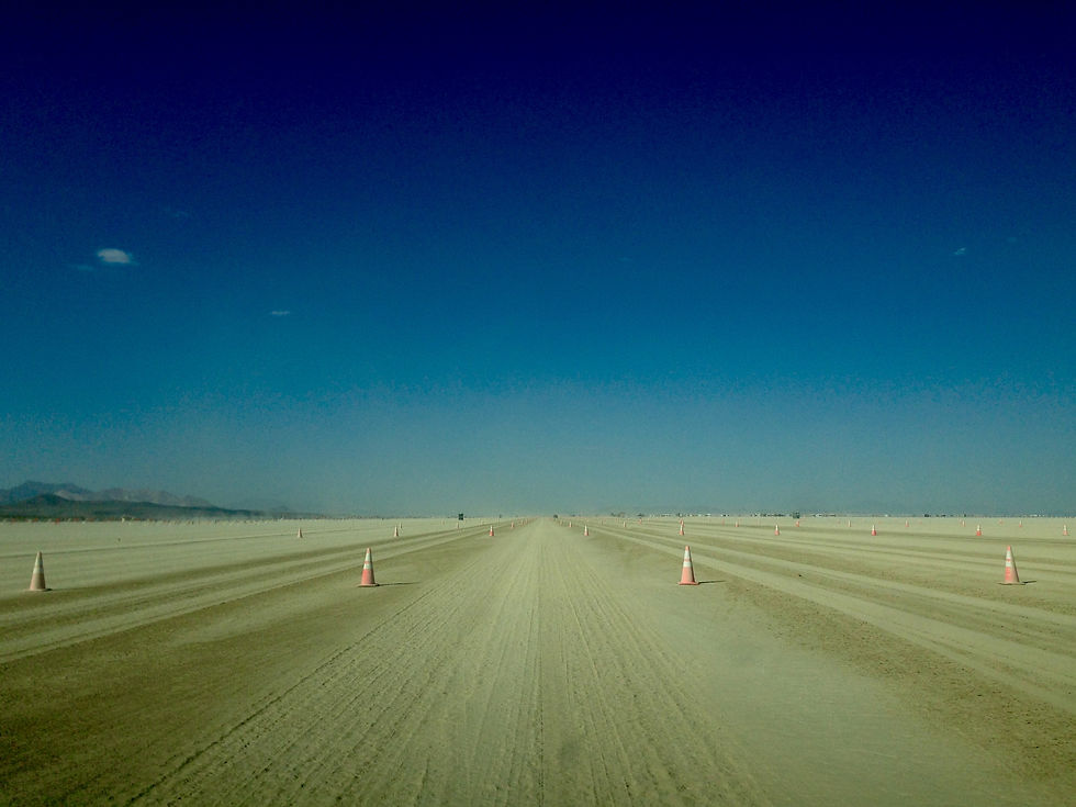 Essa é sua primeira visão da entrada, uma quilométrica fila de cones.