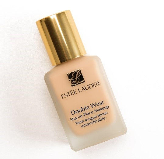 iknoweverything's article 10 best foundations for oily skin dermatologist recommended image showing a product named as Estée Lauder Double Wear Stay-in-Place Foundation