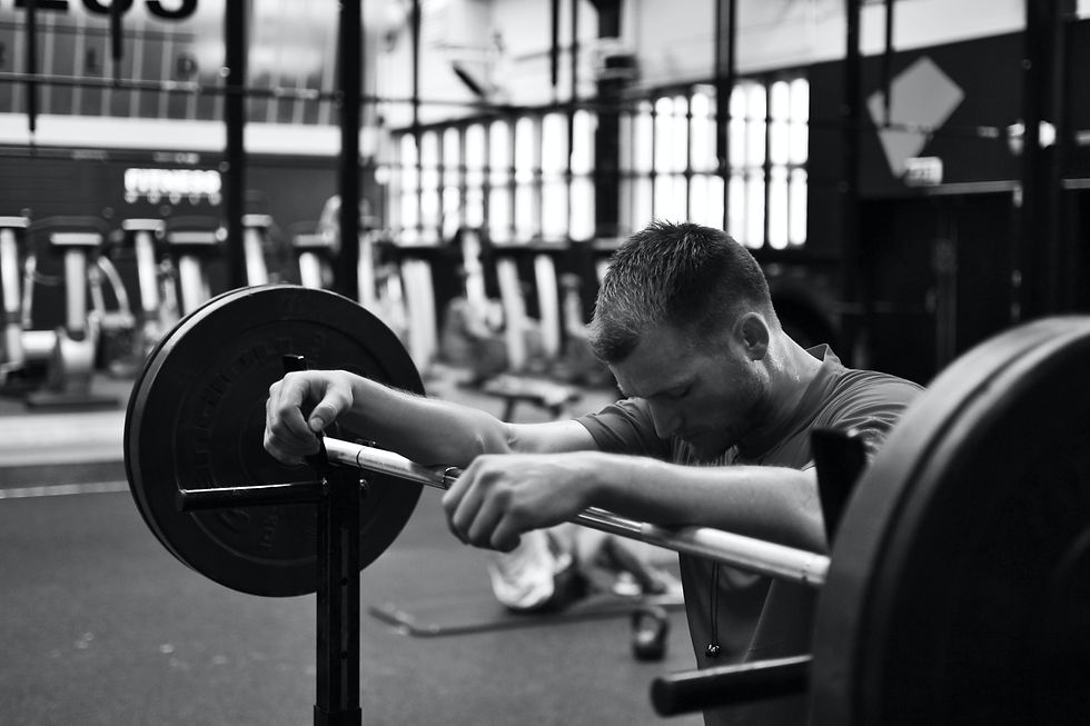a beginner doing a mistake by doing heavy weight lifting.